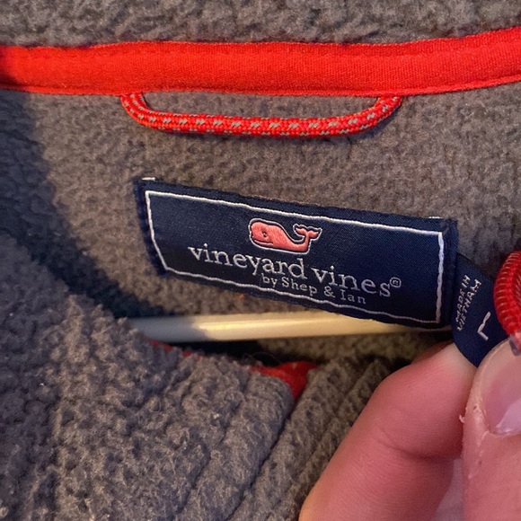 Vineyard vines Sherpa pull over doesn’t fit anymore in good condition - Picture 3 of 3